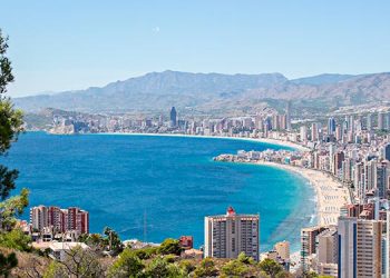 Destinos nacionales y prudencia en el gasto: claves del turismo este verano