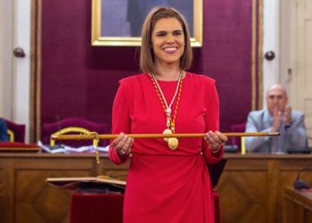 Judith Piquet toma posesión como la primera alcaldesa de Alcalá de Henares en su historia
