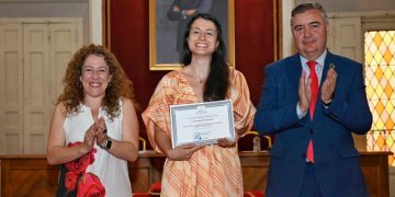 Zoila Martínez Beltrán recibe el Premio María Isidra de Guzmán 2022