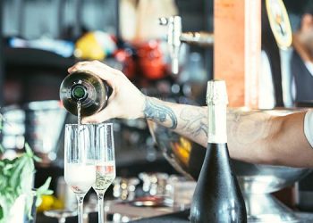 El sector servicios mantiene su crecimiento respaldado por el turismo y la subida del SMI