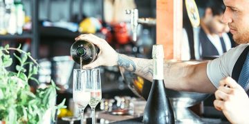 El sector servicios mantiene su crecimiento respaldado por el turismo y la subida del SMI