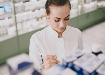 Las mascarillas dejan de ser obligatorias en centros sanitarios y farmacias