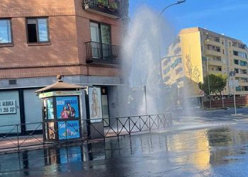 Impresionante fuga de agua en la Avda. Reyes Católicos