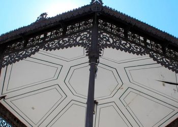 La cubierta del Quiosco de la Música de la Plaza de Cervantes se somete a labores de restauración