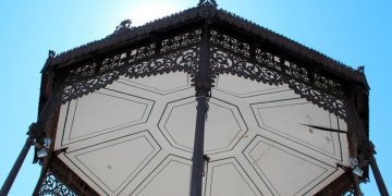 La cubierta del Quiosco de la Música de la Plaza de Cervantes se somete a labores de restauración