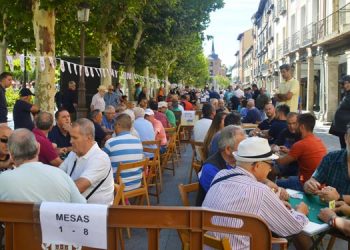 La Plaza de Cervantes ha acogido este martes el tradicional Torneo Multitudinario de Mus con más de 400 participantes