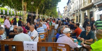 La Plaza de Cervantes ha acogido este martes el tradicional Torneo Multitudinario de Mus con más de 400 participantes