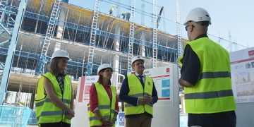 La alcaldesa Judith Piquet visita junto al consejero Jorge Rodrigo las obras de las nuevas viviendas de alquiler del Plan Vive en Espartales Norte