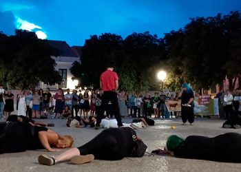 Alcalá Antitaurina muestra su rechazo a la fiesta de los toros con una concentración en la Plaza de Los Santos Niños