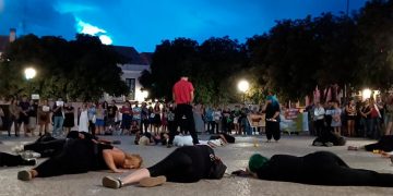 Alcalá Antitaurina muestra su rechazo a la fiesta de los toros con una concentración en la Plaza de Los Santos Niños