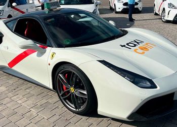 TaxiCoin ofrece viajar por Madrid en taxi a bordo de un Ferrari