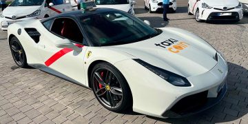 TaxiCoin ofrece viajar por Madrid en taxi a bordo de un Ferrari