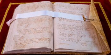 Alcalá de Henares rinde honores a Cervantes con la exposición de su partida bautismal, la lectura popular del Quijote y un homenaje a Raphael