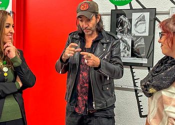 La artista local Tara Oros muestra su obra en la Casa de la Juventud