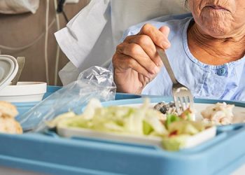 Los trabajadores de las cocinas del Hospital Universitario de Torrejón denuncian la precariedad de medios y la falta de calidad de los alimentos ofrecidos a enfermos