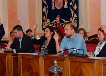 El PSOE solicita la reprobación y retirada de competencias de María del Pilar Cruz (VOX) por su participación en las concentraciones no comunicadas y violentas en Ferraz