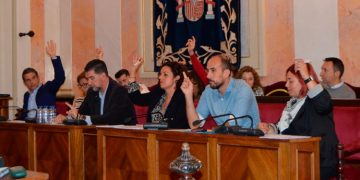 El PSOE solicita la reprobación y retirada de competencias de María del Pilar Cruz (VOX) por su participación en las concentraciones no comunicadas y violentas en Ferraz