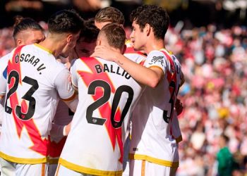 El Rayo logra un valioso empate ante el Barcelona en Vallecas