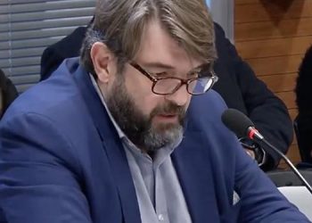 La Junta de portavoces del Ayuntamiento de Alcalá autoriza la compatibilidad de la «dedicación exclusiva» de Víctor Acosta como concejal de Vox y Segundo Teniente Alcalde con la actividad  privada