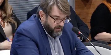 La Junta de portavoces del Ayuntamiento de Alcalá autoriza la compatibilidad de la «dedicación exclusiva» de Víctor Acosta como concejal de Vox y Segundo Teniente Alcalde con la actividad  privada