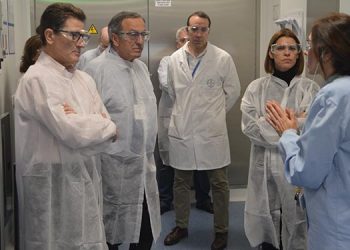 La alcaldesa Judith Piquet visita la planta de Bayer en Alcalá