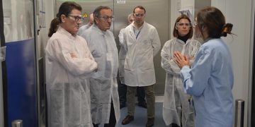 La alcaldesa Judith Piquet visita la planta de Bayer en Alcalá