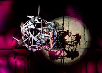 Miles de personas disfrutaron de acrobacias aéreas y del espectáculo de drones que pusieron el broche de oro al 25 aniversario de Alcalá como Ciudad Patrimonio de la Humanidad