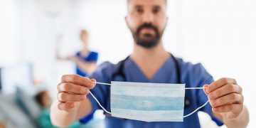 Sanidad pedirá a las comunidades autónomas el uso obligatorio de mascarillas en centros sanitarios y farmacias