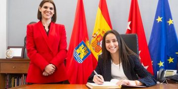 La medallista olímpica Adriana Cerezo firma en el libro de honor de la ciudad de Alcalá