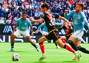 Celta y Rayo empatan a cero en Balaídos  y mantienen el duelo por la permanencia
