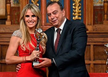 Alcalá acoge la XXX Edición de las Antenas de Plata en la que Paco Cecilio recibió una estatuilla por su 35 aniversario