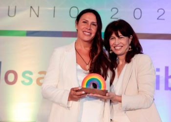 La actriz Karla Sofía Gascón recibe el «Reconocimiento Arcoíris» en el Día Internacional del Orgullo LGTBI