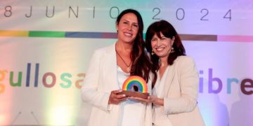La actriz Karla Sofía Gascón recibe el «Reconocimiento Arcoíris» en el Día Internacional del Orgullo LGTBI