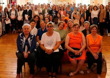 La Escuela Municipal de Adultos celebra la graduación de fin de curso con la entrega de diplomas