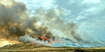 Aparatoso incendio en Torres de la Alameda que afecta al Cerro del Viso