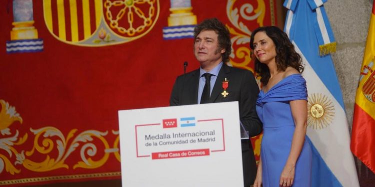 Ayuso entrega la Medalla Internacional de la Comunidad de Madrid a Milei como reconocimiento a su liderazgo basado en la «libertad y el coraje»