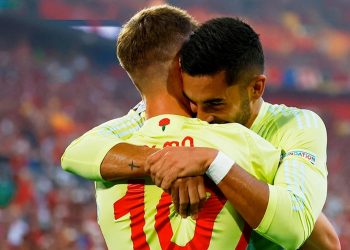 España pasa a octavos de la Eurocopa invicta