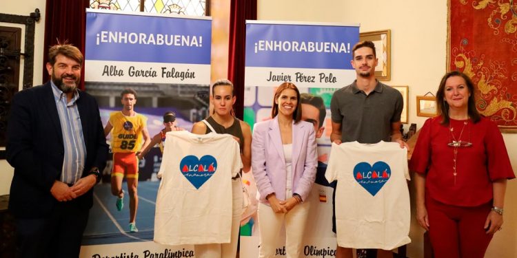 La alcaldesa de Alcalá recibe a los deportistas Alba García y Javier Pérez, que participarán en los Juegos de París 2024