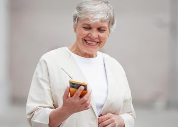 El Ayuntamiento de Alcalá, Haleon, AUDEMA y Canal Senior pondrán en marcha talleres sobre salud y capacitación digital para mayores de 60 años