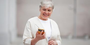 El Ayuntamiento de Alcalá, Haleon, AUDEMA y Canal Senior pondrán en marcha talleres sobre salud y capacitación digital para mayores de 60 años