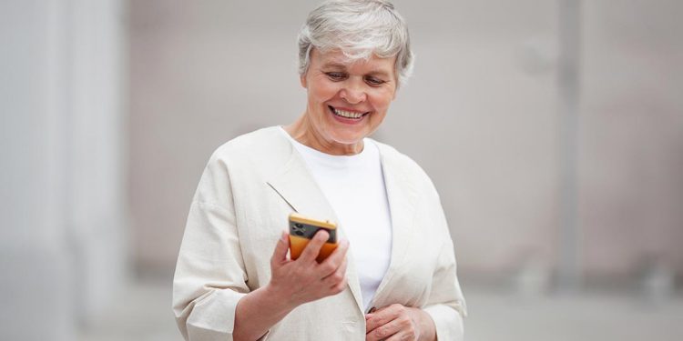 El Ayuntamiento de Alcalá, Haleon, AUDEMA y Canal Senior pondrán en marcha talleres sobre salud y capacitación digital para mayores de 60 años