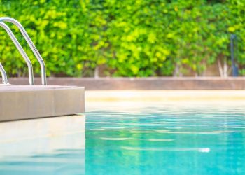 Fallece el niño de 13 años que quedó atrapado en la rejilla de una depuradora en una piscina comunitaria del Ensanche