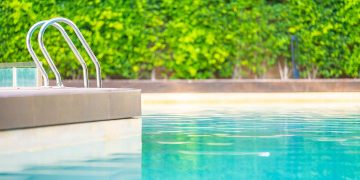 Fallece el niño de 13 años que quedó atrapado en la rejilla de una depuradora en una piscina comunitaria del Ensanche