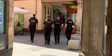 Egectivos de la Policía Nacional patrullan las calles de Alcalá de Henares