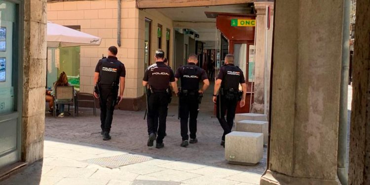 Egectivos de la Policía Nacional patrullan las calles de Alcalá de Henares