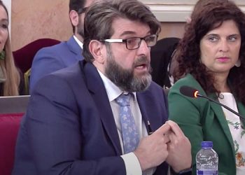 El grupo municipal de VOX retira in extremis su moción en la que exigía actuaciones al PP en relación con el reparto de menores no acompañados