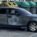 Coche calzinado junto a unos contenedores a los que se les prendió fuego