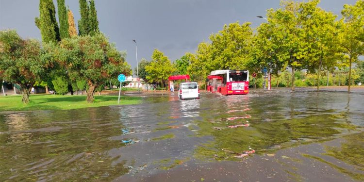 Alcalá de Henares durante la intensa lluvia y la fuerte granizada