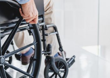 Una persona en silla de ruedas
