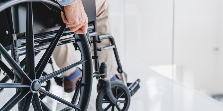 Una persona en silla de ruedas